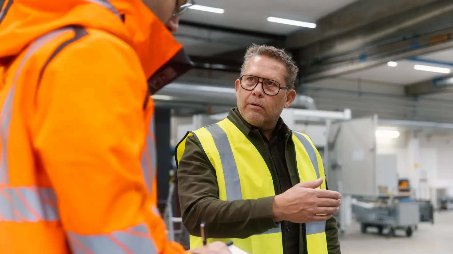 Claus Klinge i diskussion med kollega framf&ouml;r n&auml;tstation