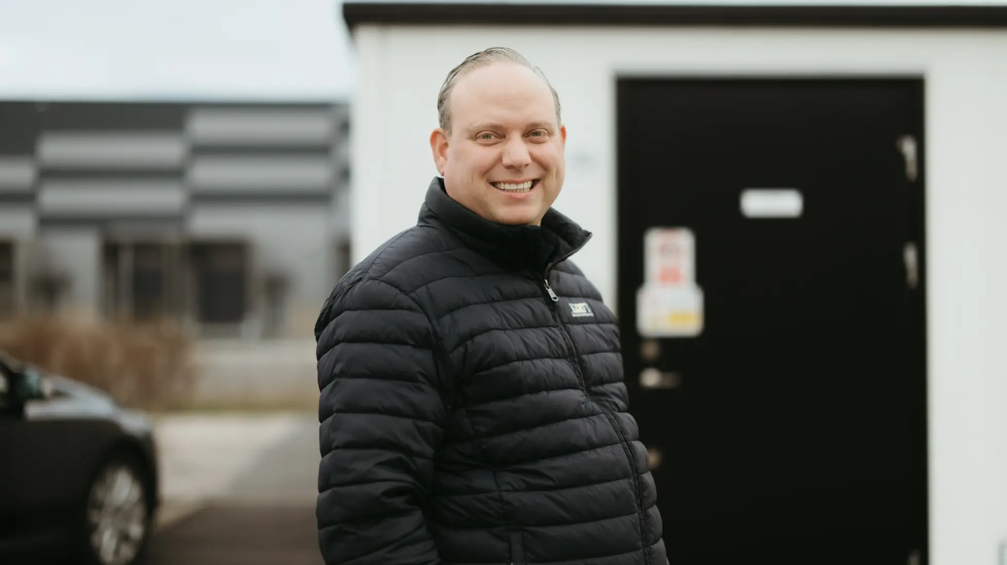 Martin Hansson på Kraft & Montage i Syd på laddsajt för tung fordonstrafik i Arlöv utanför Malmö 2025. Är vid Volvo Truck Center. Holtab har levererat lösning till projektet. 