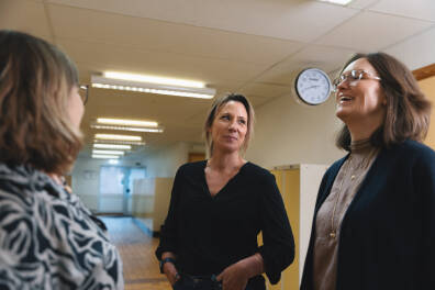 Från vänster: Pernilla Sundén, HR-chef på Holtab, Anna Svensson, rektor på Wasaskolan och Emma Elheim Karlsson, vd på Hallabro El