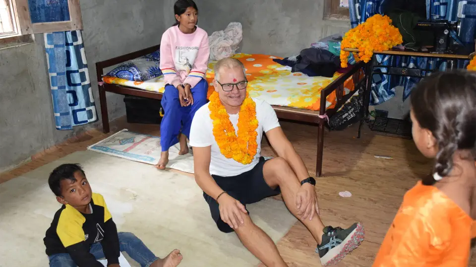 Gordon Gunnarsson har gjort m&aring;nga resor till Nepal. H&auml;r hemma hos en familj i Majhigaun, 2024